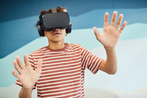 Amplifying Learning Experiences: The Revolutionary Use of Virtual Reality (VR) in Education